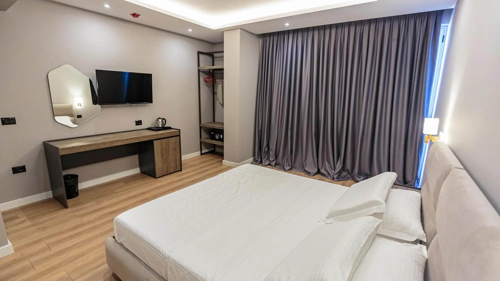 Real Hotel  Влёра