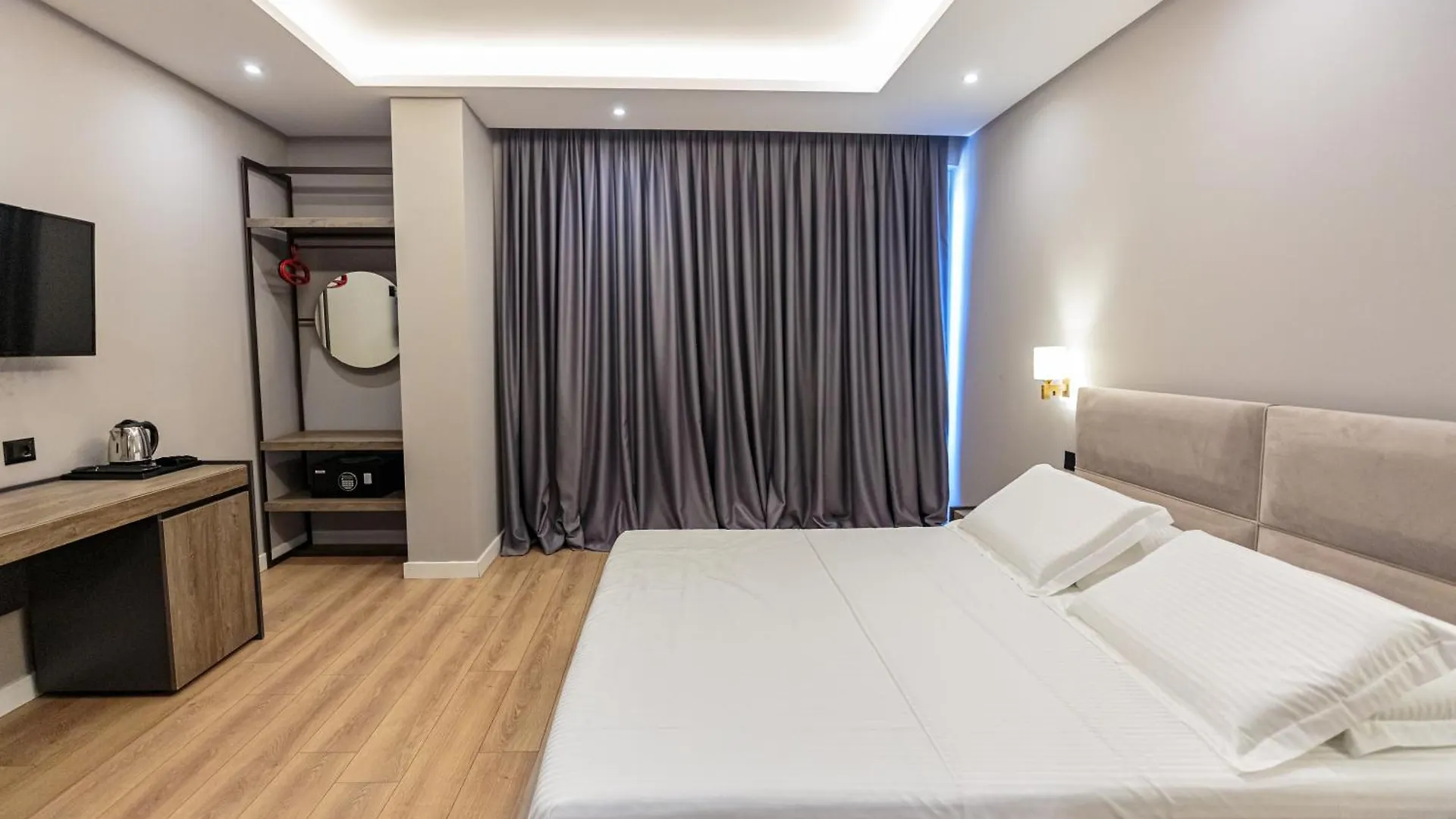 ****  Real Hotel Албания